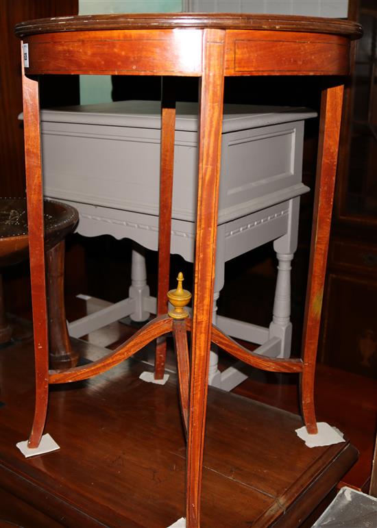 Edwardian circular top satinwood veneered occasional table(-)